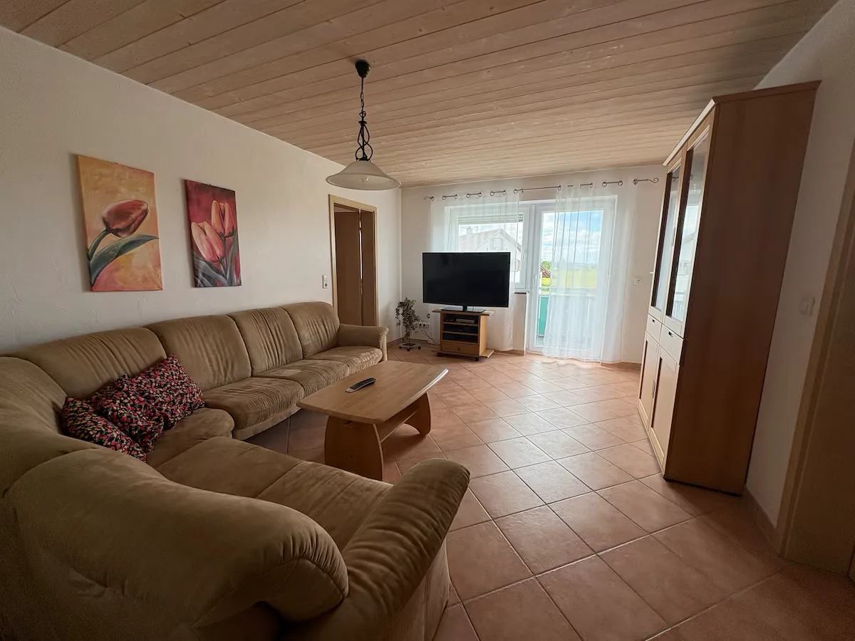 Ferienwohnung Allgäu – helles Wohnzimmer mit Bergblick am Leonhardshof Albrecht in Kempten