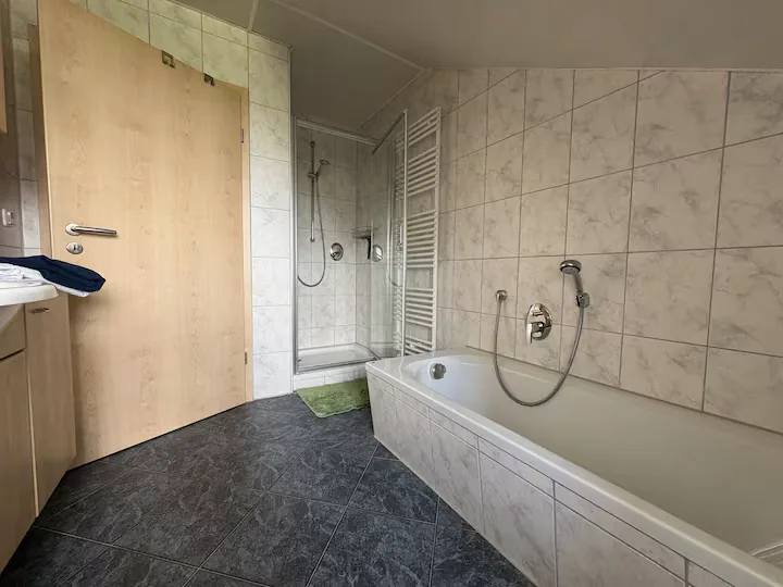 Modernes Badezimmer der Ferienwohnung – Bauernhofurlaub Allgäu